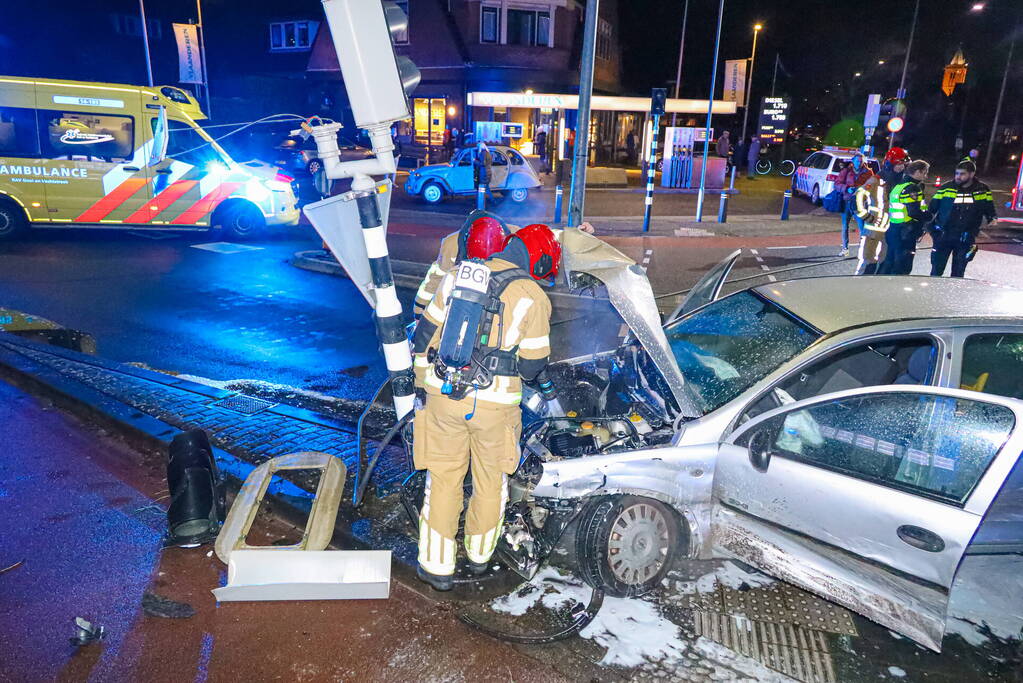 Auto vliegt in brand bij botsing