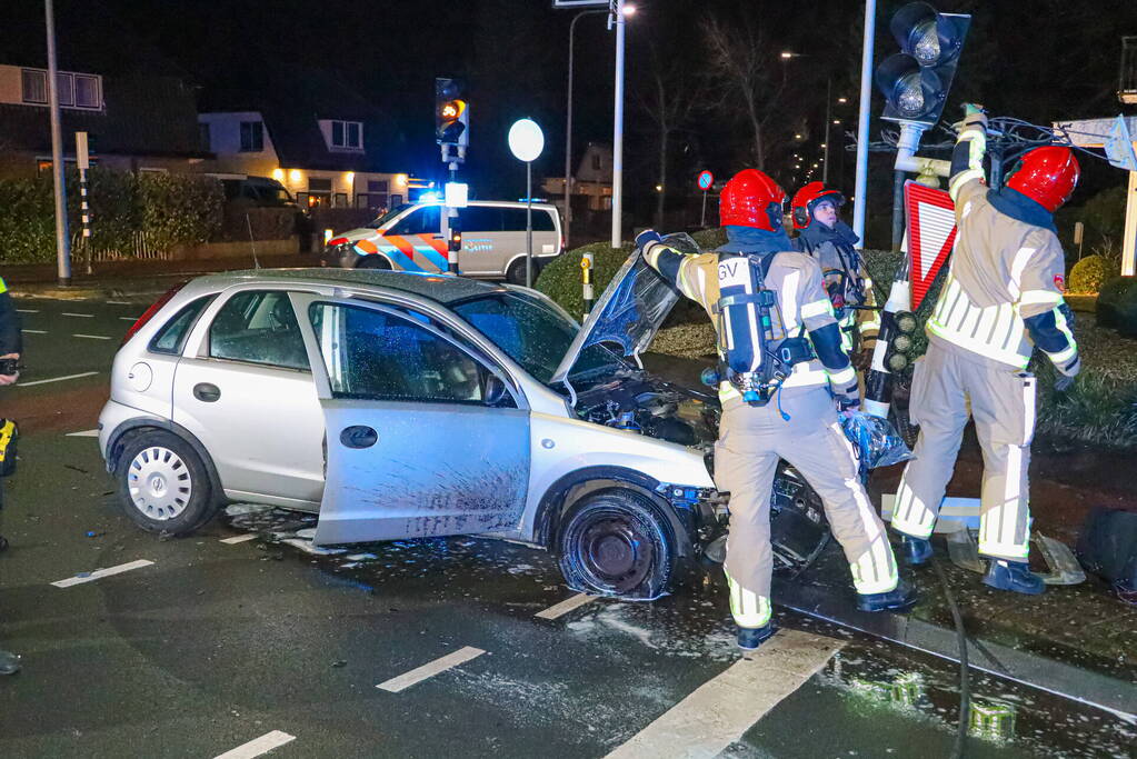 Auto vliegt in brand bij botsing