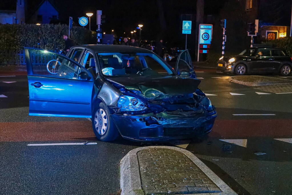 Auto vliegt in brand bij botsing