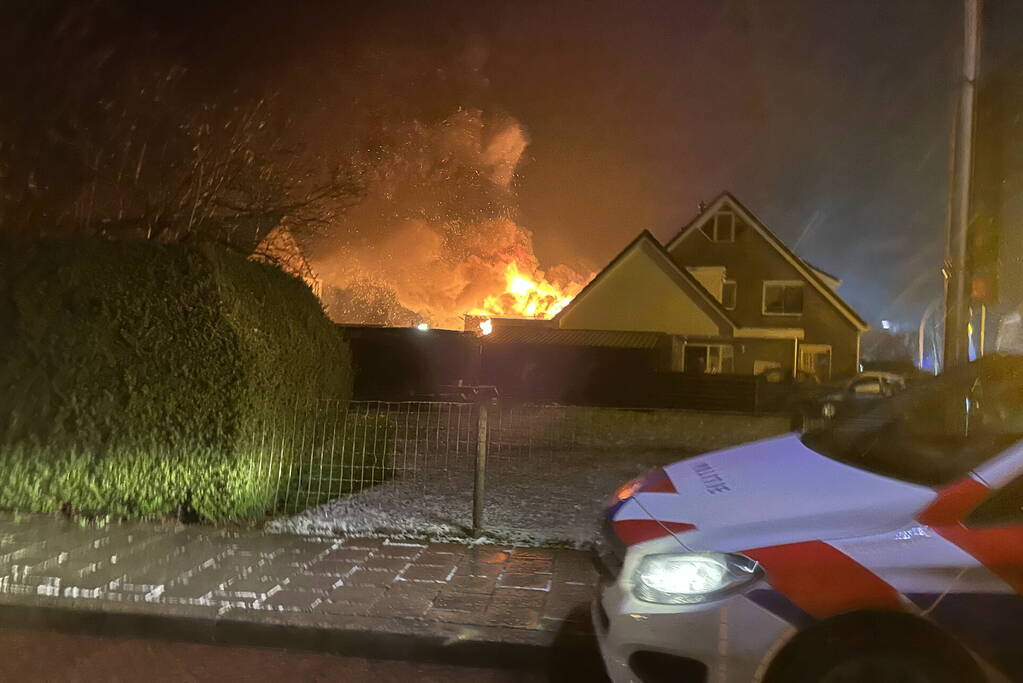 Flinke vlammen bij grote uitslaande brand