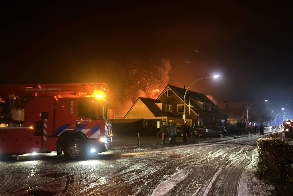 Flinke vlammen bij grote uitslaande brand