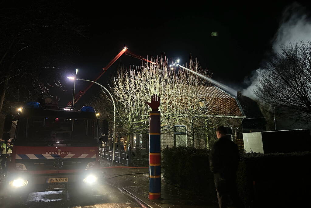 Flinke vlammen bij grote uitslaande brand