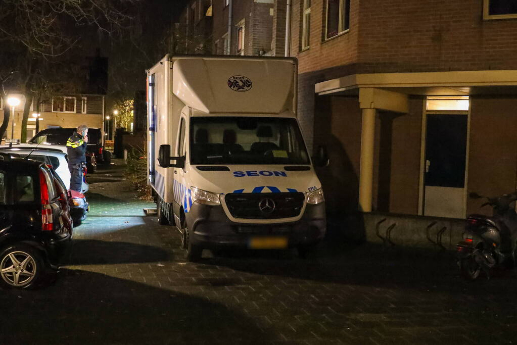 Mannen in witte pakken doen onderzoek