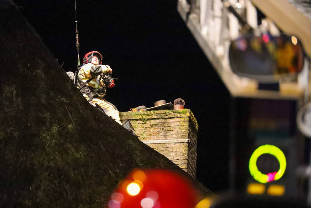 Speciaal rieten kap-team ingezet bij schoorsteenbrand