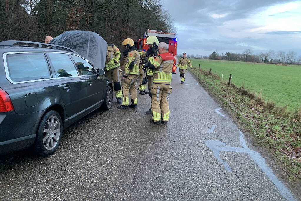 Harde knal zorgt voor brand in auto