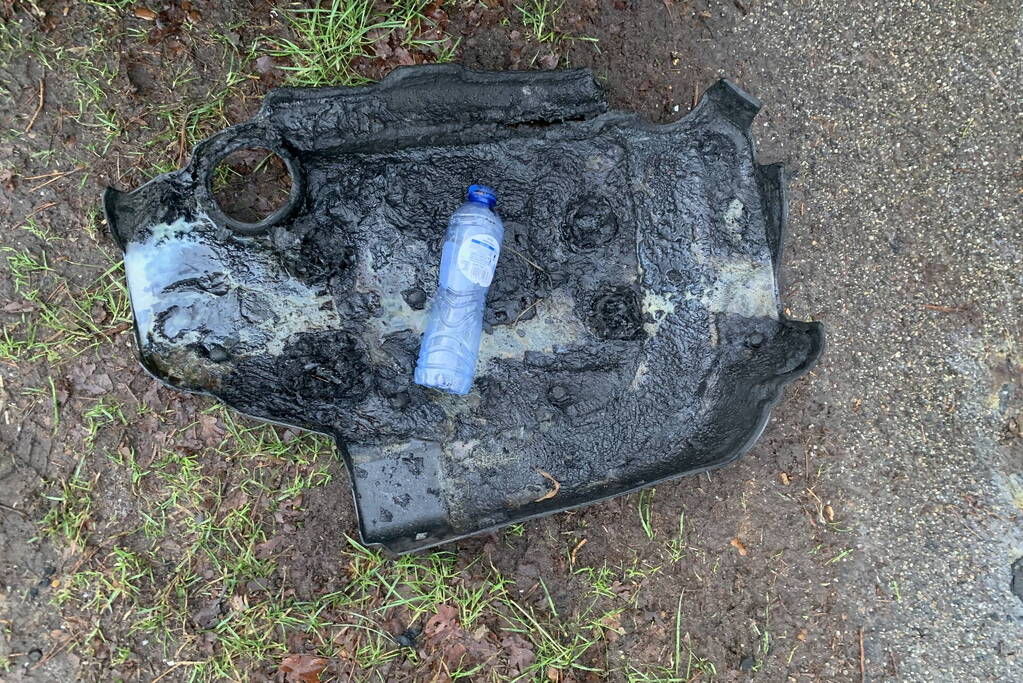 Harde knal zorgt voor brand in auto