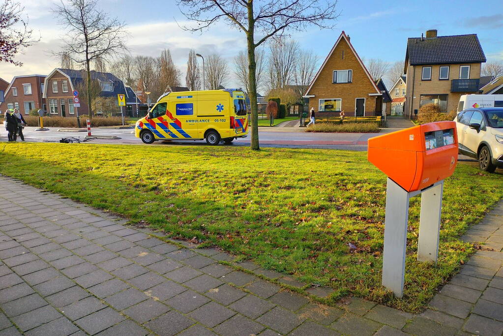 Fietser na ziekenhuis bij botsing