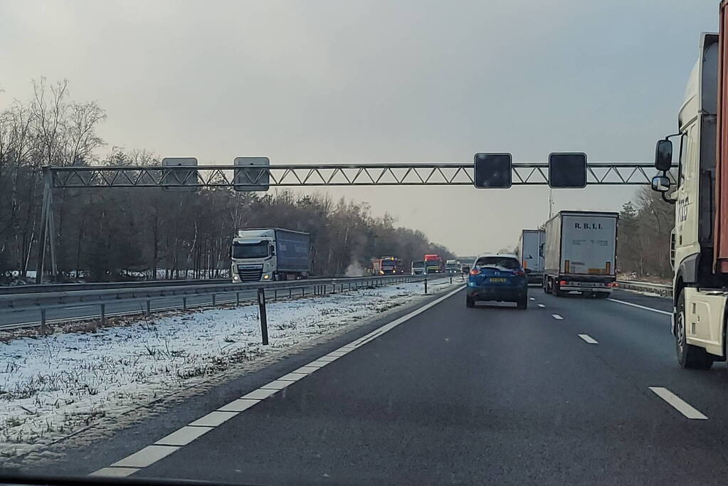 Flinke file door brand op snelweg