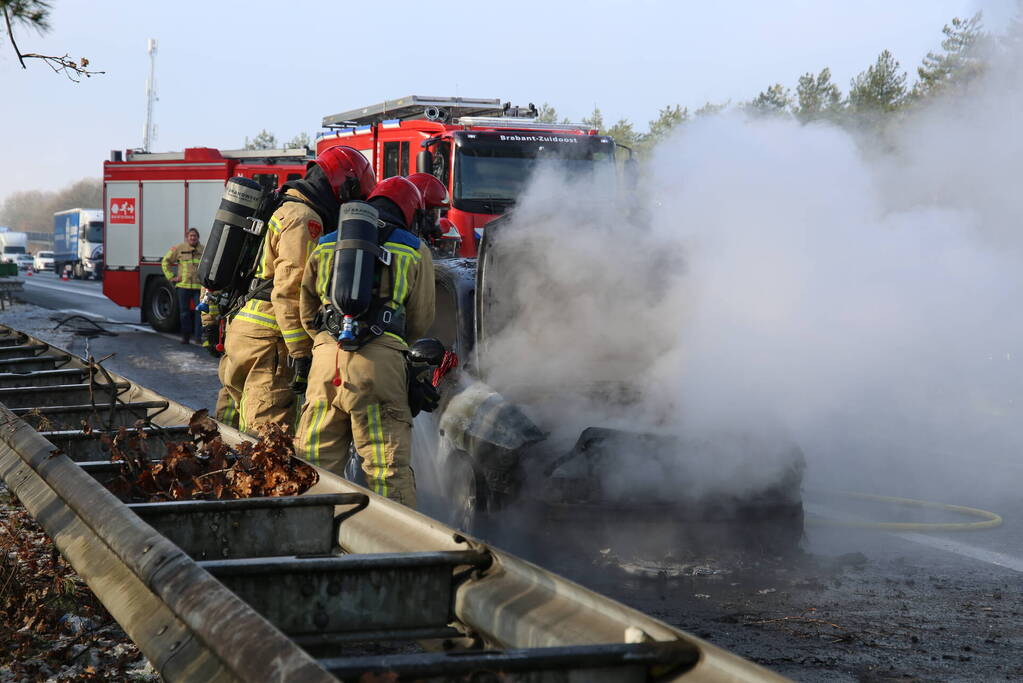 Flinke file door brand op snelweg