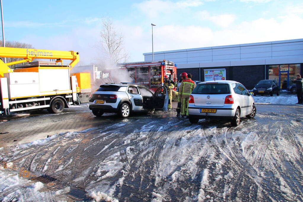 Auto uitgebrand op parkeerplaats Lidl