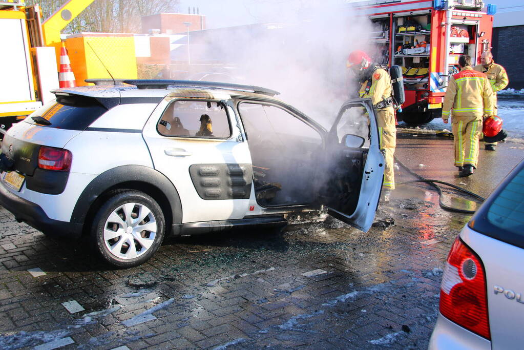Auto uitgebrand op parkeerplaats Lidl