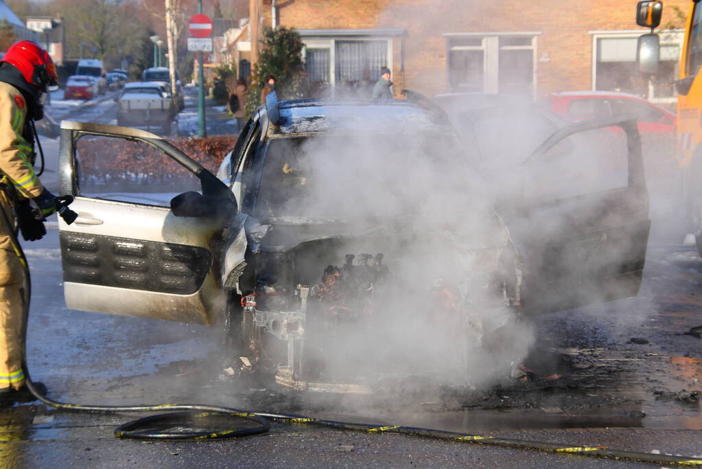 Auto uitgebrand op parkeerplaats Lidl