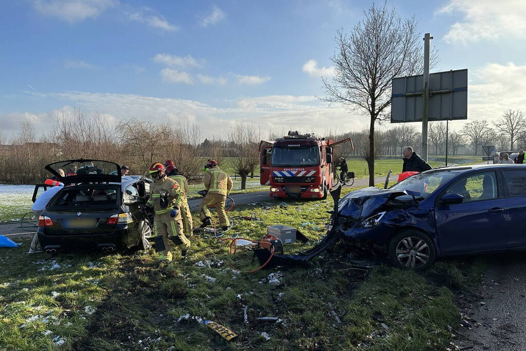 Drie personenwagens betrokken bij zware aanrijding