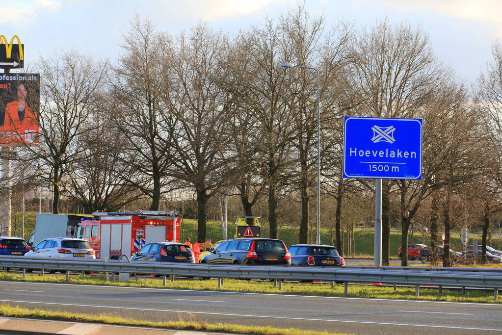 Brandweer doet onderzoek in bakwagen