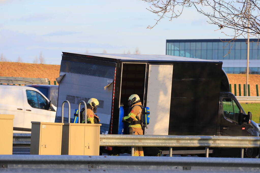 Brandweer doet onderzoek in bakwagen