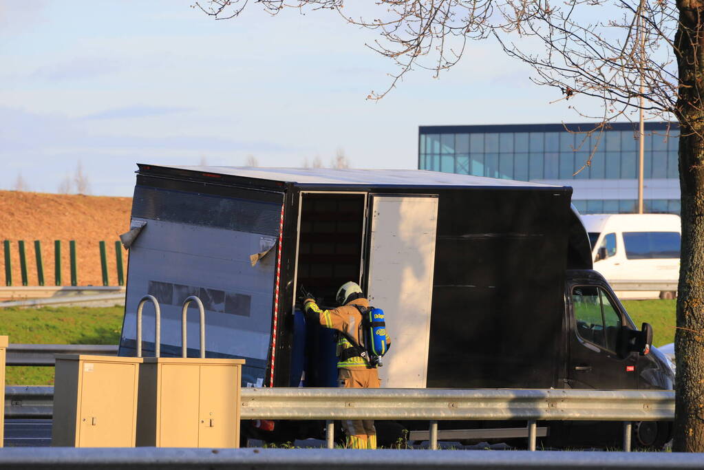 Brandweer doet onderzoek in bakwagen