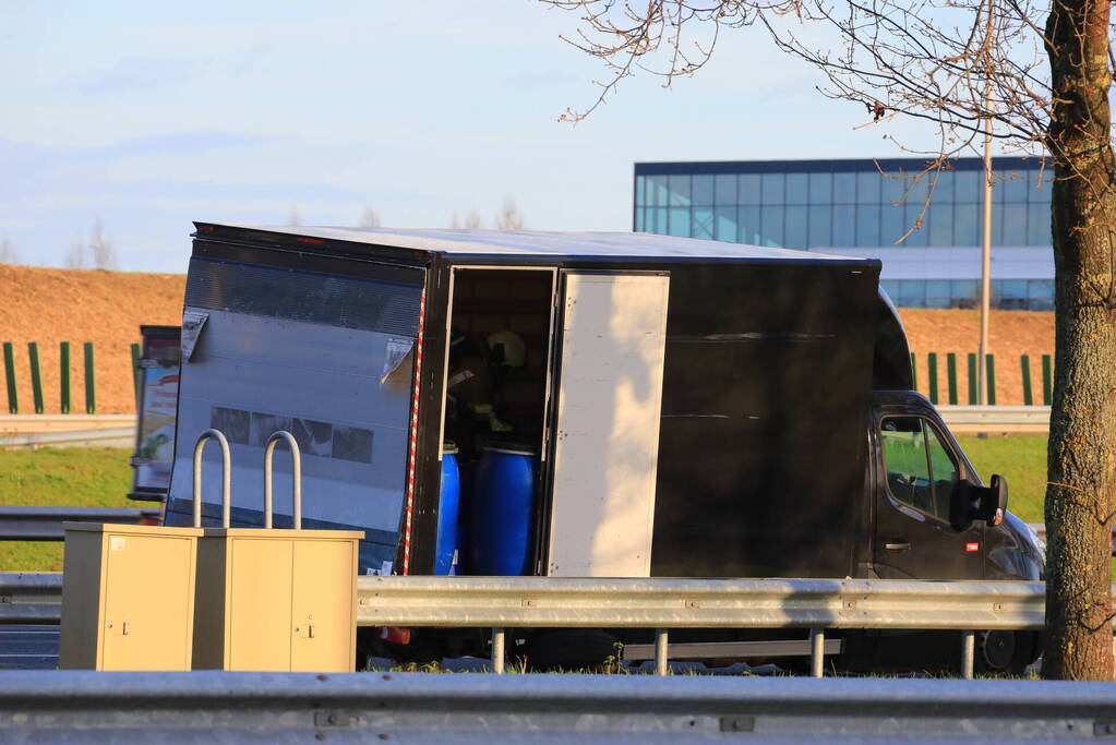 Brandweer doet onderzoek in bakwagen