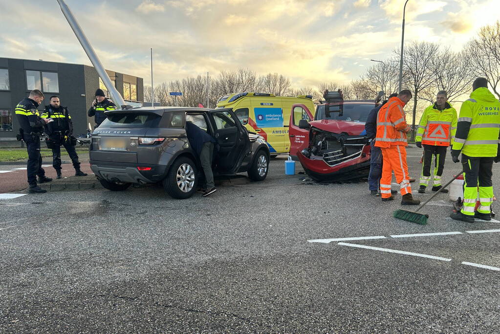 Bestelbus en auto beschadigd door aanrijding