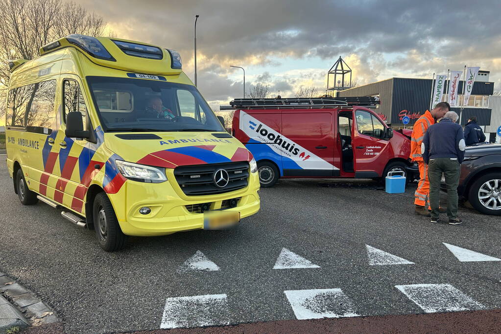 Bestelbus en auto beschadigd door aanrijding