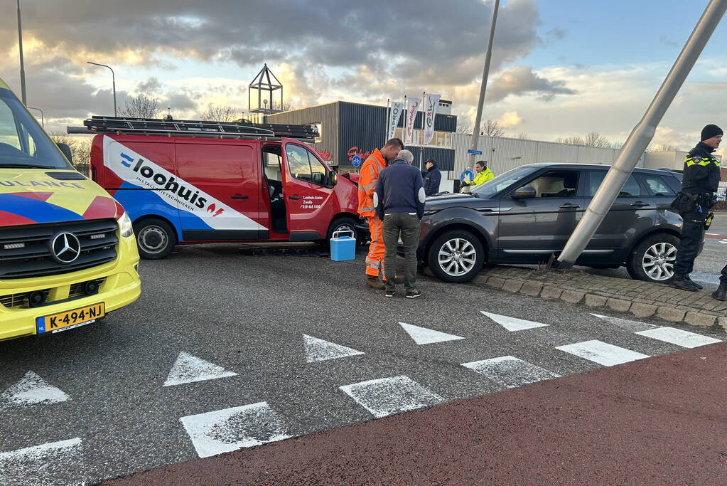Bestelbus en auto beschadigd door aanrijding