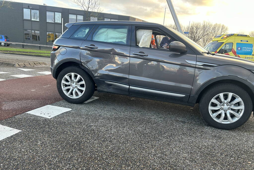 Bestelbus en auto beschadigd door aanrijding