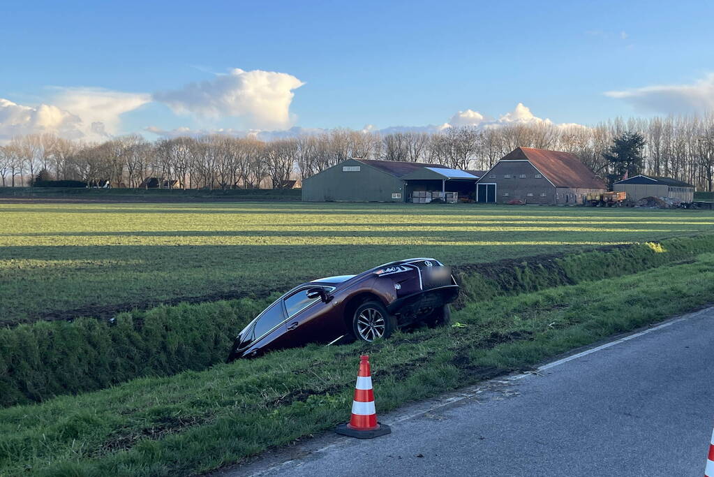 Auto raakt van de weg belandt in sloot