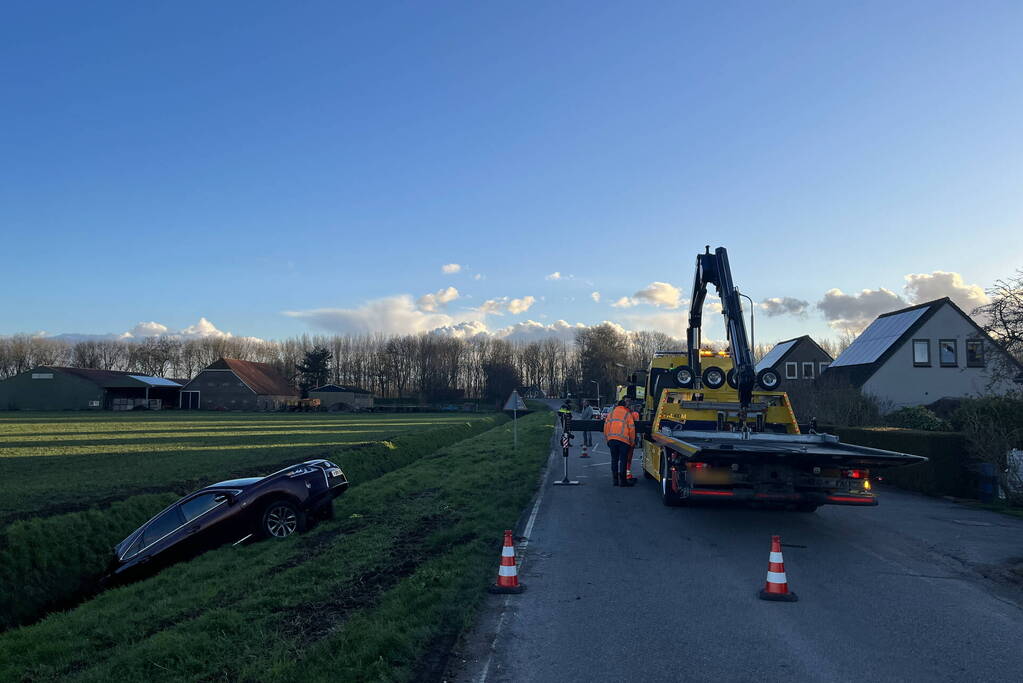 Auto raakt van de weg belandt in sloot