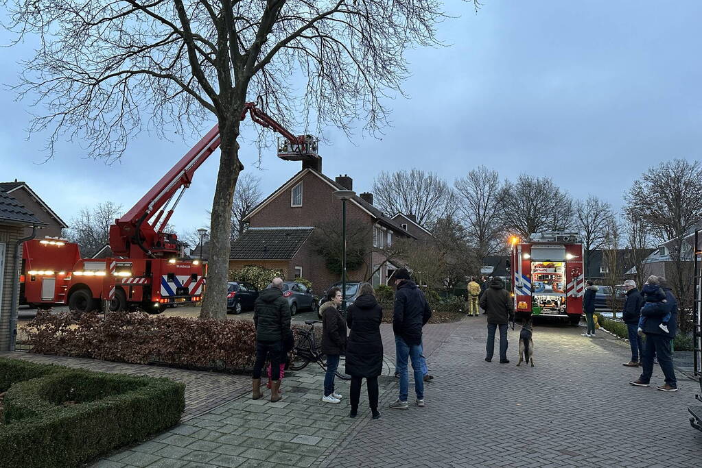 Brandweer veegt schoorsteen na brand
