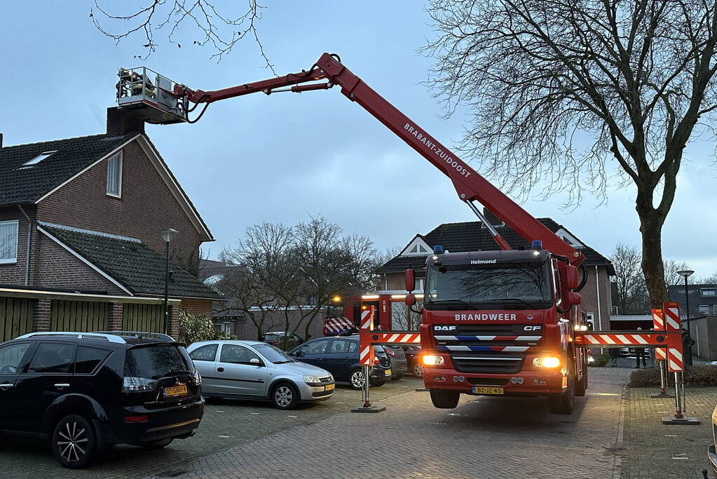 Brandweer veegt schoorsteen na brand