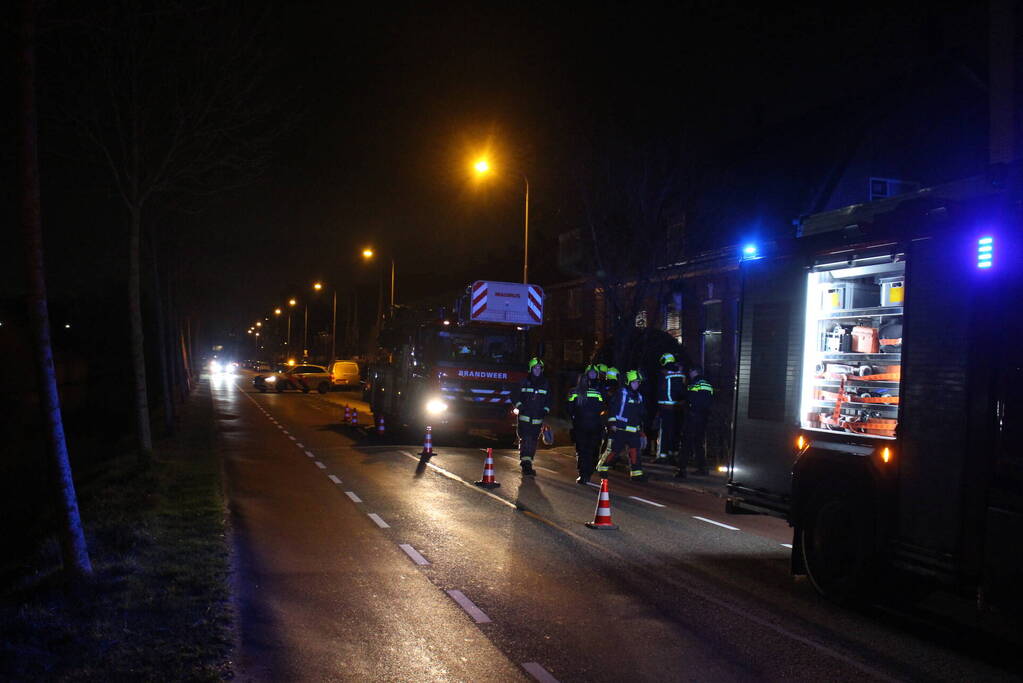 Brandweer veegt schoorsteen na brand