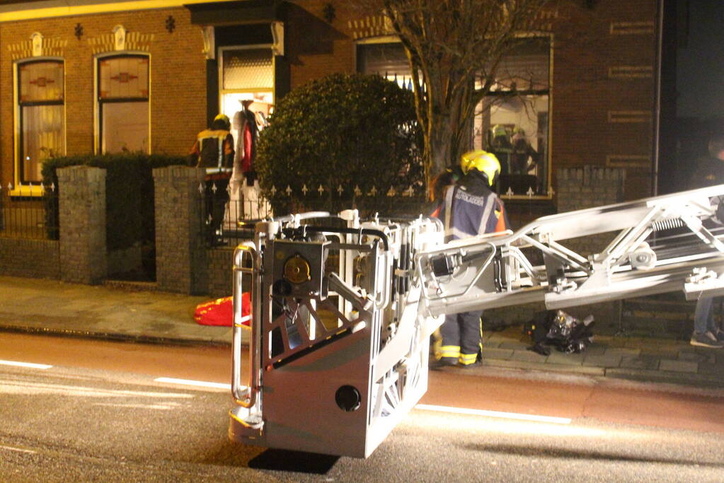 Brandweer veegt schoorsteen na brand