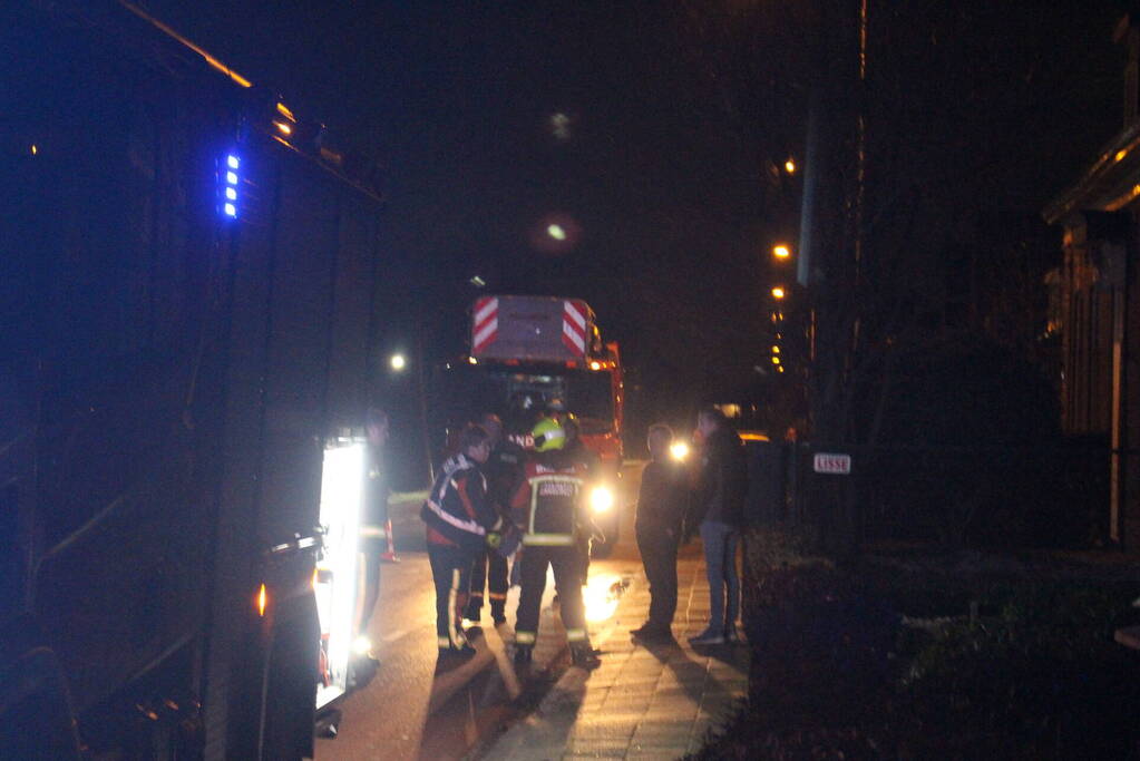 Brandweer veegt schoorsteen na brand