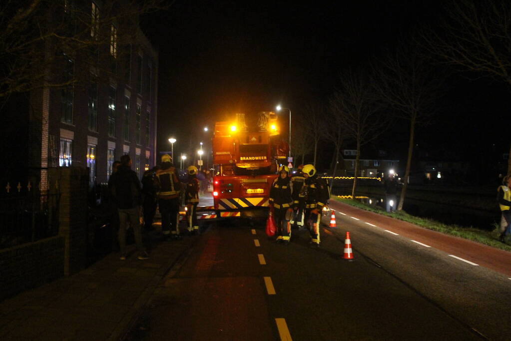 Brandweer veegt schoorsteen na brand