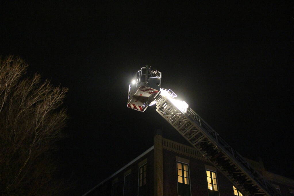 Brandweer veegt schoorsteen na brand