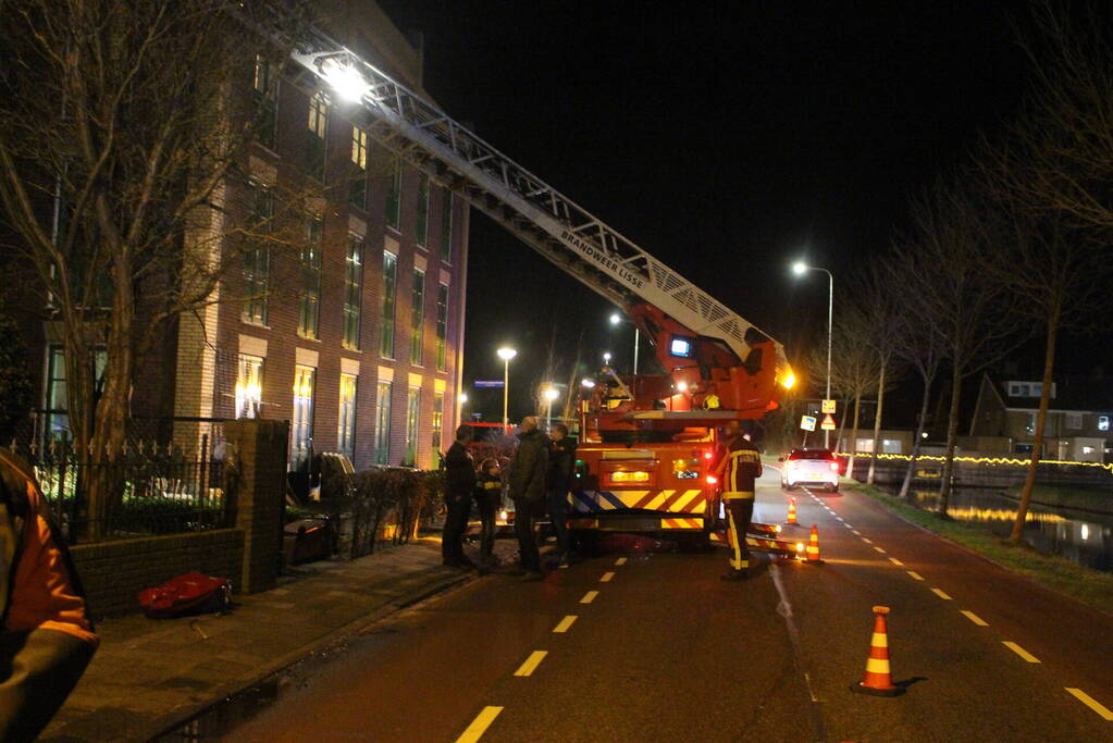 Brandweer veegt schoorsteen na brand