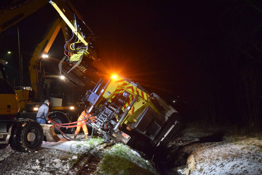 Strooiwagen belandt in sloot door gladheid