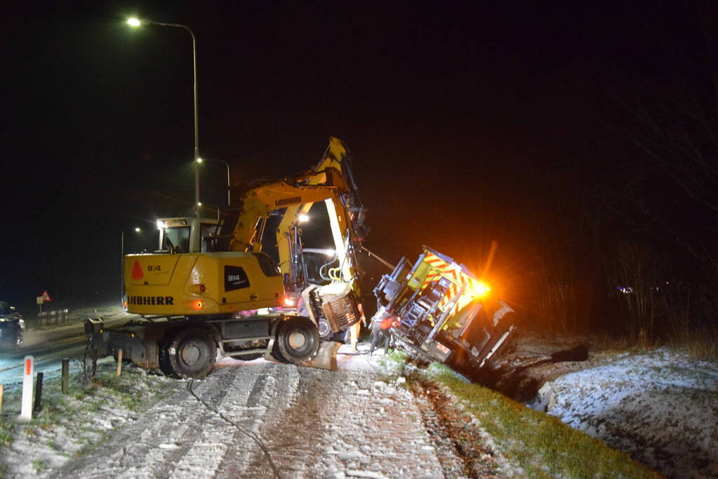 Strooiwagen belandt in sloot door gladheid