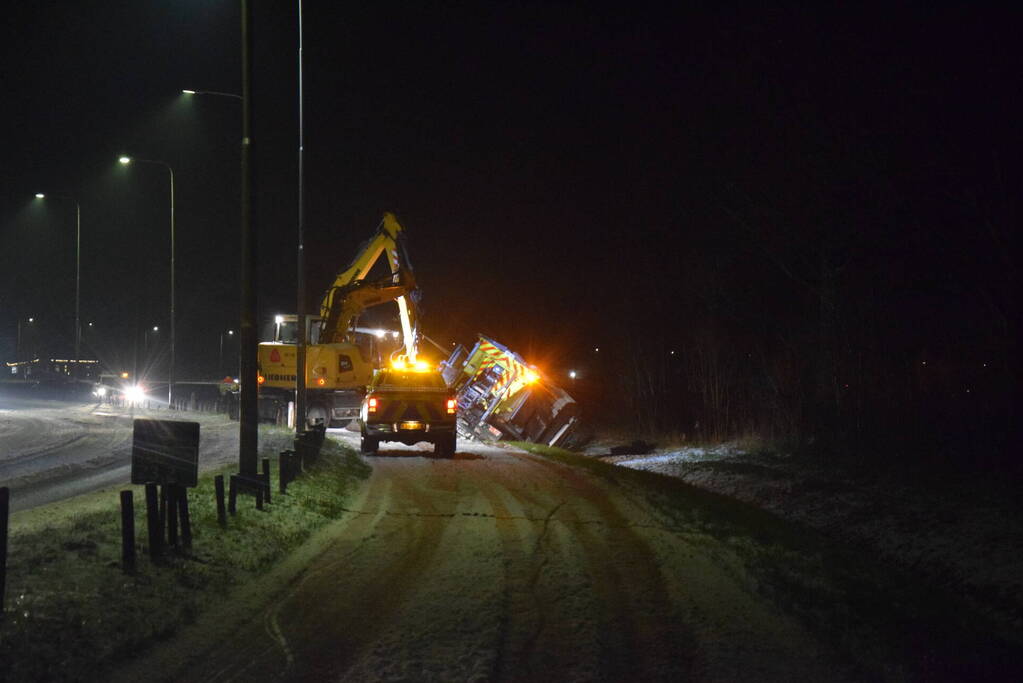 Strooiwagen belandt in sloot door gladheid