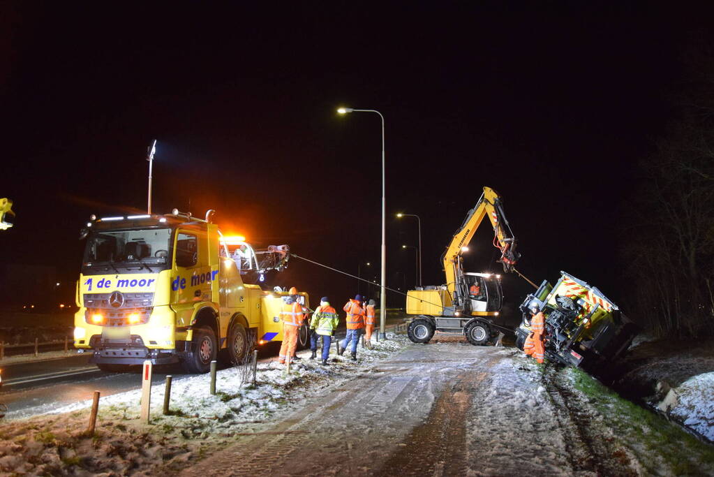 Strooiwagen belandt in sloot door gladheid