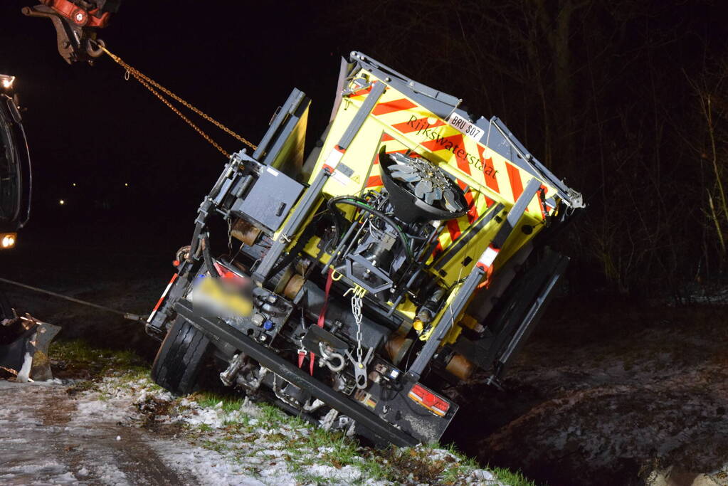Strooiwagen belandt in sloot door gladheid