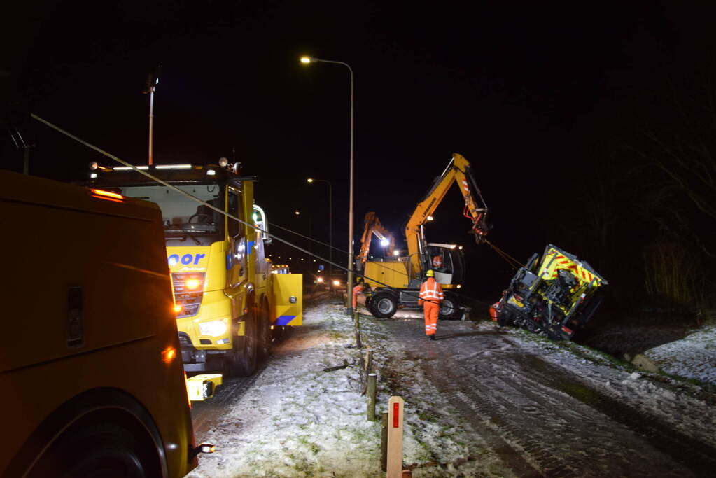 Strooiwagen belandt in sloot door gladheid
