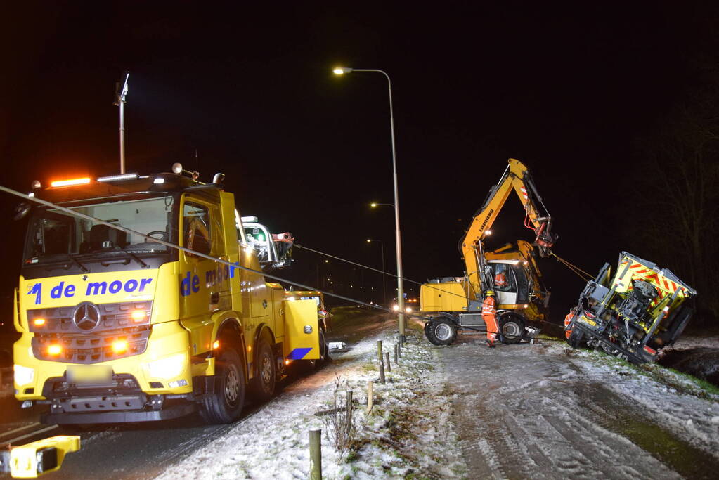 Strooiwagen belandt in sloot door gladheid
