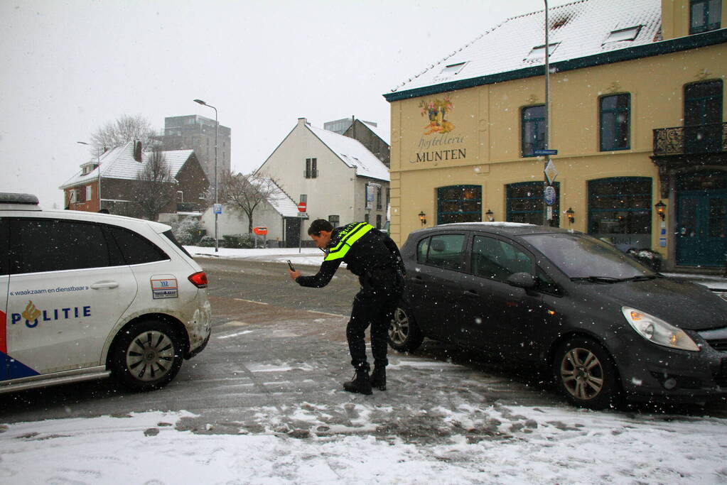 Automobilist botst bovenop politiewagen