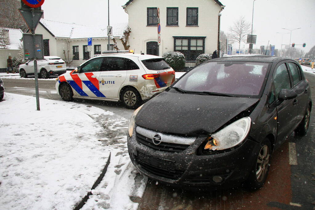 Automobilist botst bovenop politiewagen