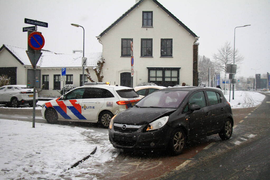 Automobilist botst bovenop politiewagen