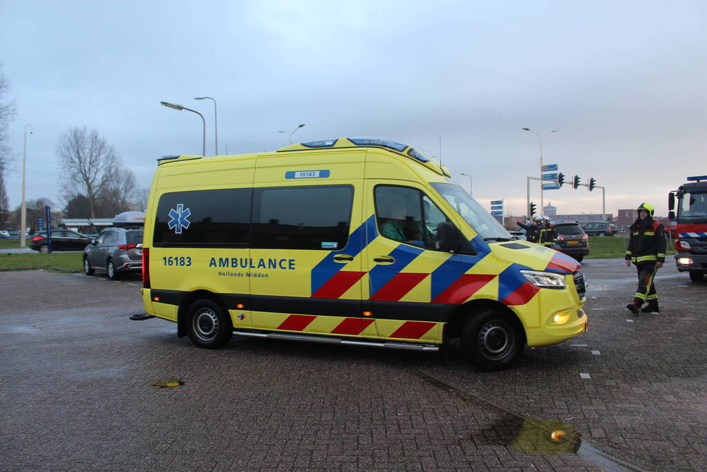 Automobilist neem bocht te ruim en botst op tegenligger