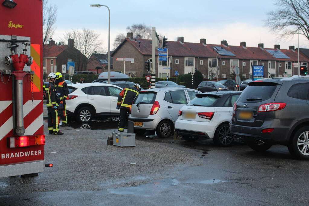 Automobilist neem bocht te ruim en botst op tegenligger