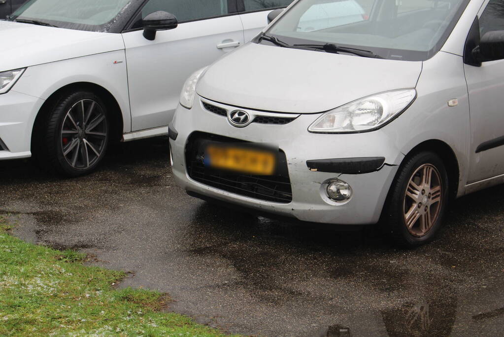 Automobilist neem bocht te ruim en botst op tegenligger