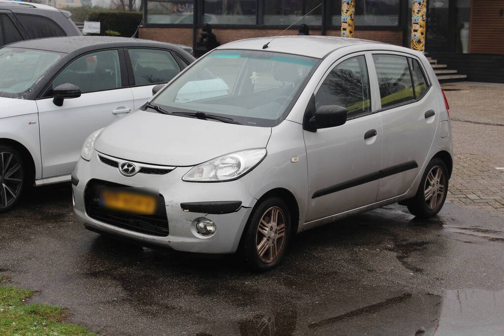 Automobilist neem bocht te ruim en botst op tegenligger