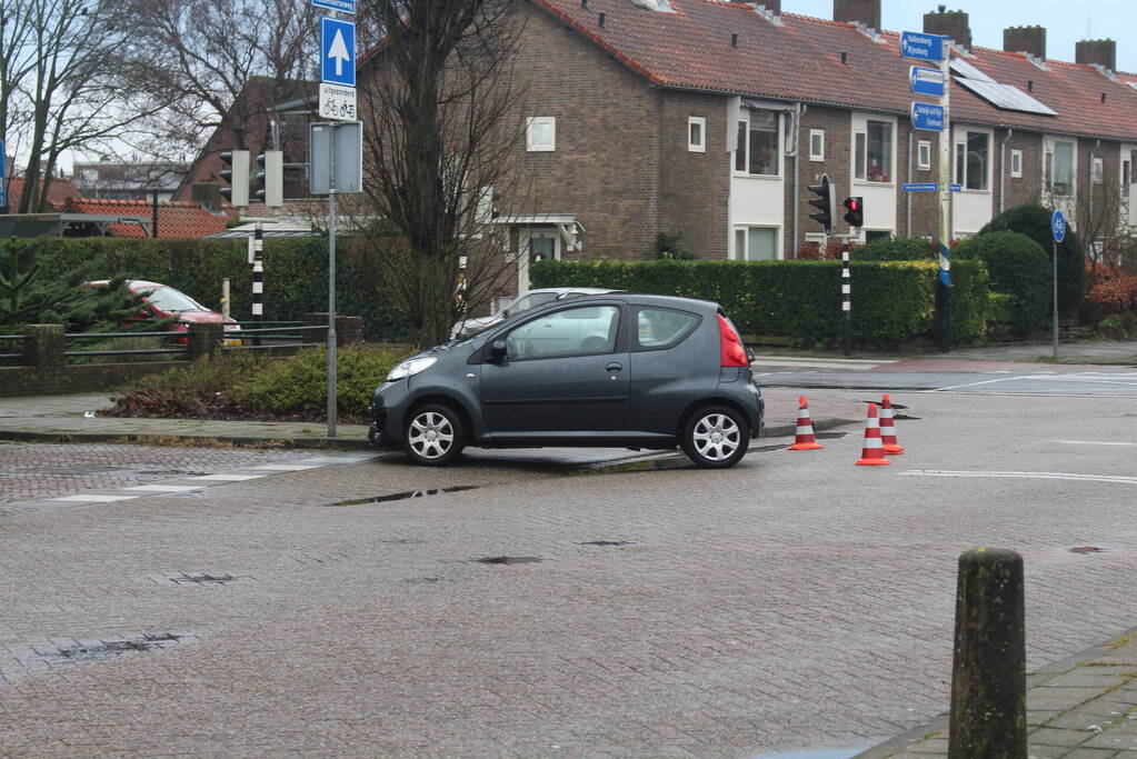 Automobilist neem bocht te ruim en botst op tegenligger